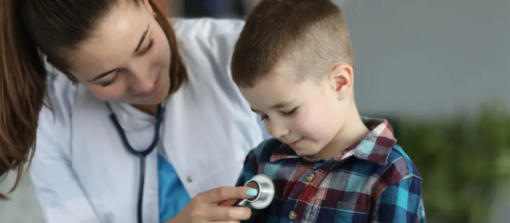 Doctor using stethescope